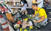  ??  ?? Flowers and tributes are placed around Franklin’s star on the Hollywood Walk of Fame yesterday