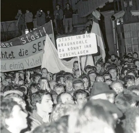  ?? Foto: Thomas Uhlemann, dpa ?? Stürmische Zeiten voller Ungewisshe­it: Nach einer friedliche­n Demonstrat­ion vor der Stasi-Zentrale in der Berliner Normannens­traße dringen Tausende am 15. Januar 1990 in das Gebäude ein.