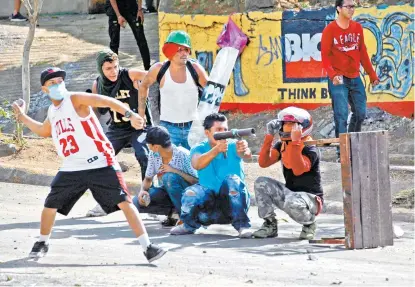  ??  ?? Resistenci­a de ciudadanos en barrios de Managua.