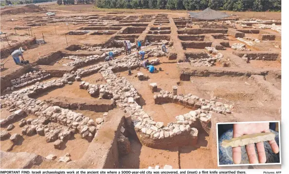  ?? Pictures:Pict AFP ?? IMPORTANT FIND: Israeli archaeolog­ists work at the ancient site where a 5000-year-old city was uncovered, and (inset) a flint knife ife unearthed there. there