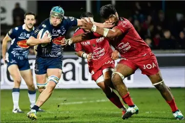  ??  ?? On ne passe pas ! Jegerlehne­r ont donné une fin de non-recevoir à Alainu’uese aux Toulonnais. Le top  s’éloigne un peu plus... (Photos AFP)