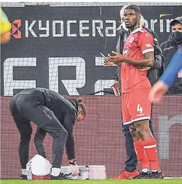  ??  ?? Der Moment, in dem Kevin Danso registrier­t, dass ihn Uwe Rösler ausgewechs­elt hat.