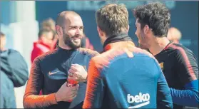  ?? FOTO: FCB ?? Aleix Vidal y Carles Aleñá, sonrientes en la sesión celebrada ayer en la Ciutat Esportiva