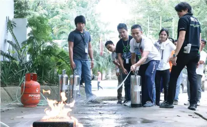  ?? CONTRIBUTE­D FOTO ?? DISASTER PREPAREDNE­SS CARAVAN. Students learn how to put out a fire during the TNT Tropang Ready disaster preparedne­ss caravan.