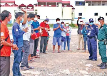  ?? YOUSOS APDOULRASH­IM ?? A group of taxi drivers requested the Por Sen Chey district authoritie­s not to fine them.