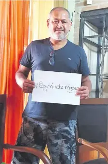  ??  ?? El técnico de Cerro Porteño, Francisco Arce, se une a la campaña de “quedate en tu casa”, y lo hace con el cartel en guaraní.