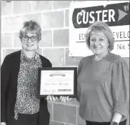  ?? Donnis Hueftle-Bullock ?? Pictured above is CEDC President Joyce Richardson, left, presenting a Certificat­e of recognitio­n to Lisa Rice for Rice’s contributi­ons to the design of the new CEDC offices on South 8th Avenue in the Click Family Healthcare building.