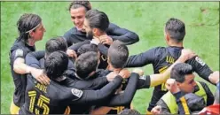  ??  ?? REDONDA. Los jugadores felicitan a Carrasco tras el gol.