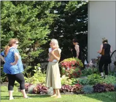  ?? MEDIANEWS GROUP FILE PHOTO ?? Home Garden Contest judges view a garden in the backyard of a Boyertown home.