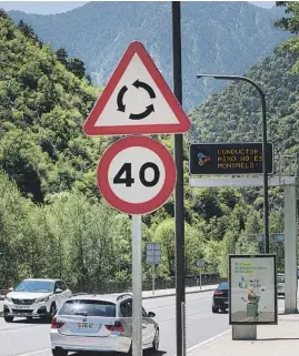  ??  ?? Els missatges als conductors estan pensats per cridar l’atenció