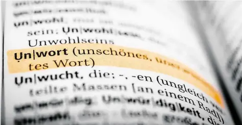  ?? DPA-BILD: DAVID-WOLFGANG EBENER ?? Mit einem Textmarker gekennzeic­hnet: Das Wort „Unwort“in einem Wörterbuch