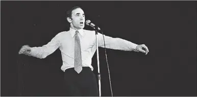 ??  ?? L’artiste à l’Olympia, à Paris en 1972, en train de chanter ses nombreux succès.