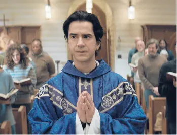  ?? NETFLIX ?? Actor Hamish Linklater plays Father Paul, a charismati­c young priest, in the series “Midnight Mass,” now streaming.