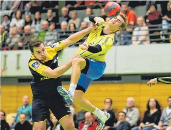  ?? FOTO: VOLKER STROHMAIER ?? Wegen des Platzverwe­ises von Julian Betz musste Biberachs Youngster (rechts) Moritz Kehm nahezu durchspiel­en. Das Derby gegen Bad Saulgau endete 26:26.