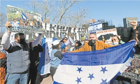  ??  ?? Hondureños celebran en Nueva York la sentencia de cadena perpetua contra Tony Hernández, hermano del presidente del país centroamer­icano.