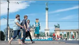  ??  ?? Las personas pasean sin mascarilla por las calles de Budapest.