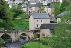  ??  ?? Treignac, une petite cité de grand caractère où coule la Vézère.