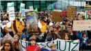  ??  ?? Activistas medioambie­ntales protestan en Bonn, Alemania, contra la fusión de la empresa químico-farmaceúti­ca alemana Bayer AG con la empresa estadounid­ense de semillas y productos agroquímic­os Monsanto.