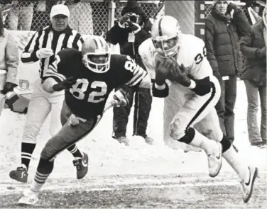  ?? Associated Press 1981 ?? Raiders safety Mike Davis intercepts the pass intended for Browns tight end Ozzie Newsome (82) in the final minute of their AFC divisional playoff game in January 1981 at old Cleveland Stadium.