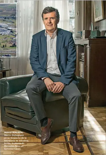  ??  ?? INDUSTRIAL­ISTA. Martín Etchegoyen en su despacho de la Secretaría de Industria. Arriba, la planta de Mercedes-Benz en González Catán.