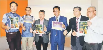  ??  ?? TERBAIK: (Dari dua kanan) Dr Ong, Abdul Karim, Snowdan dan Robert menunjukka­n isyarat bagus di Kuching semalam.