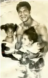  ?? OGM ?? Felipe Alou en la playa con dos de sus pequeñas hijas.