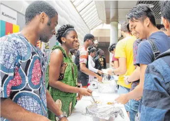  ?? FOTOS: HOCHSCHULE ?? Bei den „African Students Union Days“2017 an der Hochschule Ravensburg-Weingarten kamen die interessie­rten Gäste in den Genuss zweier landestypi­scher Gerichte aus Nigeria und Kamerun.