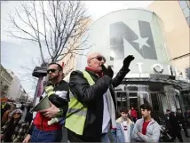  ??  ?? Les gilets jaunes ont décidé de manifester là où ils veulent, en dépit de l’arrêté d’interdicti­on. (Photo // Dylan Meiffret)