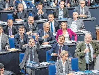  ?? FOTO: DPA ?? Alexander Gauland, Fraktionsv­orsitzende­r der AfD (re. unten), antwortet aus der AfD-Fraktion bei der Generaldeb­atte im Deutschen Bundestag auf eine Kurzinterv­ention von Martin Schulz (SPD).