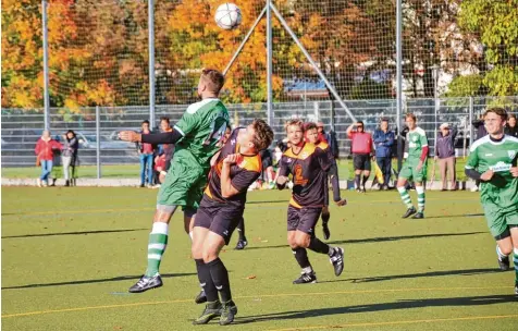  ?? Foto: Sarina Schäffer ?? Auf Kunstrasen setzte sich der TSV Rain 2 ( in Grün) gegen den VfL Ecknach am Feiertag mit 2:0 durch.
