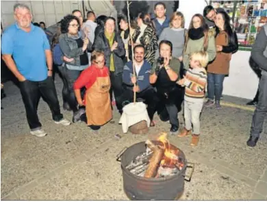  ?? RAMÓN AGUILAR ?? Vecinos de la barriada La Paz, de Arcos, hace unos años, celebrando una zambomba.