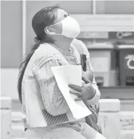  ?? — Gambar AFP ?? PILU: Seorang wanita menangis di luar hospital Guasmo Sur di Guayaquil, Sabtu lalu selepas menerima berita mengenai kematian ahli keluargany­a akibat COVID-19 pandemic.