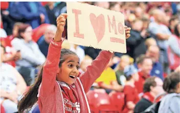  ?? FOTO: IMAGO ?? Kleine Kundgebung für einen großen Star: Vor einem Heimspiel des FC Liverpool zeigt das Mädchen, für wen sein Herz schlägt.