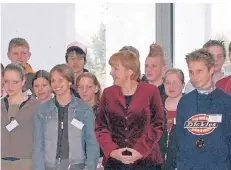  ?? FOTO (ARCHIV): MARTIN-SCHULE ?? Schüler der Kempener Martin-Schule im Gespräch mit der damaligen CDU-Bundesvors­itzenden Angela Merkel 2005 in Berlin.