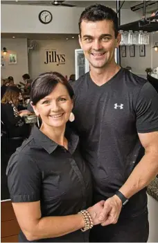  ?? PHOTO: NEV MADSEN ?? NEW OWNERS: Lisa and Mark Bentley have taken over Jillys Cafe.