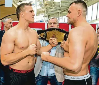  ?? FOTO VOJTĚCH HÁJEK ?? Bitva obrů. 194 cm vysoký a 109 kg těžký Šálek (vlevo) na vážení tváří v tvář Pavlu Šourovi.