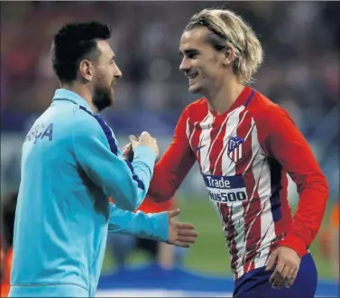  ??  ?? ADMIRACIÓN. Messi y Griezmann se saludan antes de un partido entre el Barcelona y el Atlético.