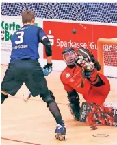  ?? FOTO: G. FELDHOFF ?? Auch Fabian Selbach überwand Iserlohns Keeper Patrick Heise und trug sich für die IGR in die Torschütze­nliste ein.