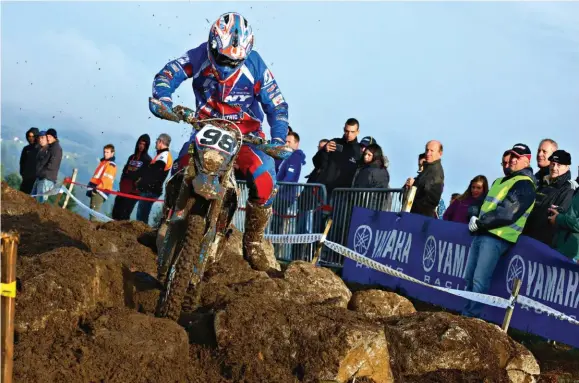  ??  ?? Léo Le Quéré a fait une saison incroyable et termine champion de France Espoir sur sa TM 125. Le jeune Breton est aussi 2e du championna­t du monde avant la finale.