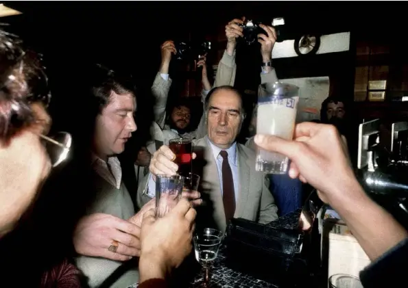  ??  ?? Après être allé voter, le candidat socialiste à la présidence de la République trinque avec des sympathisa­nts, le 10 mai 1981.
CREDIT PHOTO