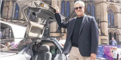  ??  ?? ► Bob Gale junto al DeLorean en Manchester en mayo de 2019.