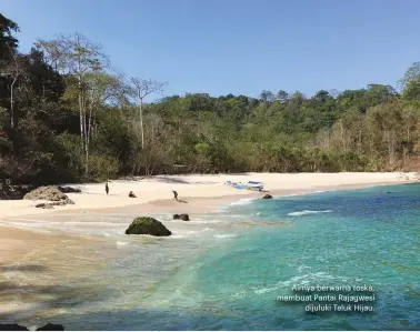  ??  ?? Airnya berwarna toska, membuat Pantai Rajagwesi dijuluki Teluk Hijau.