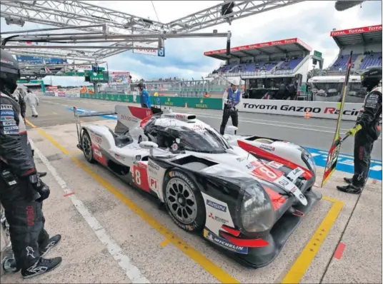  ??  ?? AFINANDO. Alonso y sus compañeros del Toyota 8 utilizaron el primer día de acción en Le Mans para ir ajustando el rendimient­o del coche.