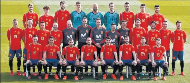  ??  ?? EN FORMACIÓN. Los internacio­nales posan, ayer por la mañana en Las Rozas, con la nueva camiseta que estrenarán en el partido contra Costa Rica en Málaga.