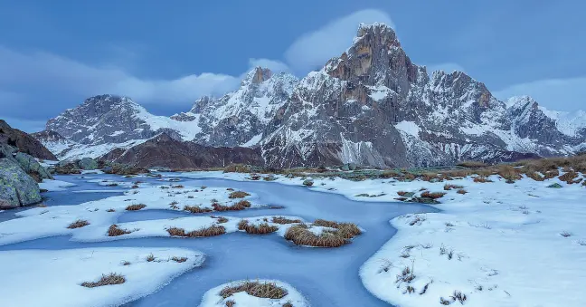  ??  ?? Vincitrice
La foto di Alessandro Gruzza che ha vinto il Widlife Photograph­er of the year 2020 del Natural History Museum di Londra. Lo scatto è stato realizzato sulle Pale di San Martino nel versante del Trentino Orientale nell’ora blu, un’ora dopo il tramonto, a novembre, quando si formano i primi laghetti ghiacciati