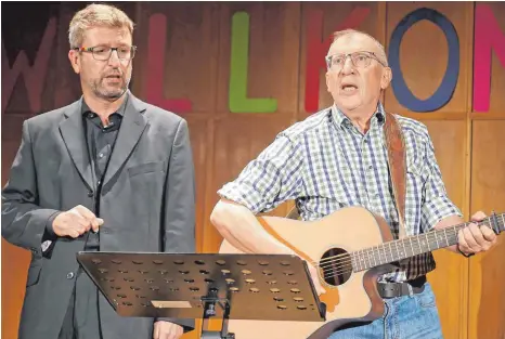  ?? FOTO: HELMUT VOITH ?? Zwei bekannte Erz-Komödiante­n präsentier­en sich in der Aula der Nonnenbach­schule in Kressbronn als vergnüglic­hes neues Duo: Ralph Kolars und Günther Bretzel (von links).