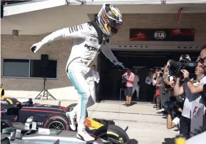  ?? AFP ?? El británico Lewis Hamilton celebra su victoria ante la prensa que se congregó en el Circuito de Las Américas, en Austin, Texas, donde el piloto inglés conquistó el primer lugar del Gran Premio de Los Estados Unidos.