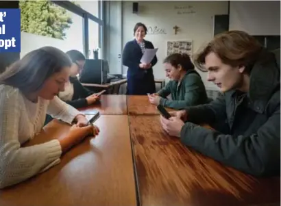  ?? FOTO CHRIS NELIS ?? Leerlingen van het Genkse Lyceum mogen hun smartphone­s tijdens de schooluren enkel gebruiken in het kader van een educatief project.
