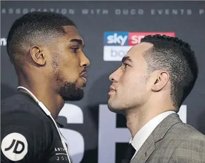  ?? FOTO: GETTY ?? Anthony Joshua y Joseph Parker, retándose en un acto previo de promoción de la veladas, esta semana en Londres