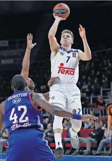  ??  ?? DECISIVO. Luka Doncic sumó 17 puntos, 9 asistencia­s y 31 de valoración. Su mejor partido en la Euroliga.